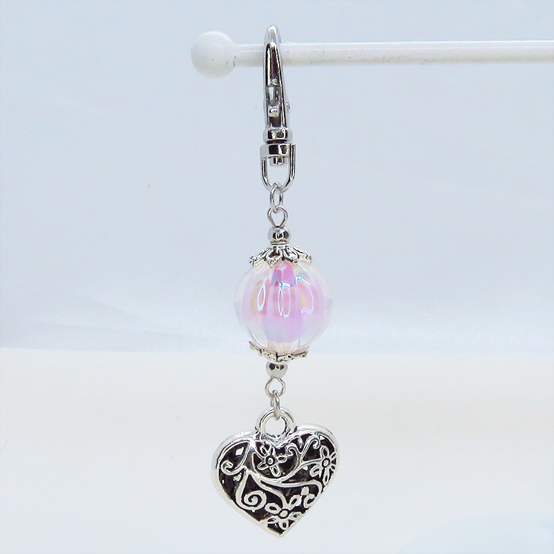 シルバーカラー アラベスク調透かし模様のハートモチーフとクリアパステルピンクのビーズのキーホルダー 金具変更可