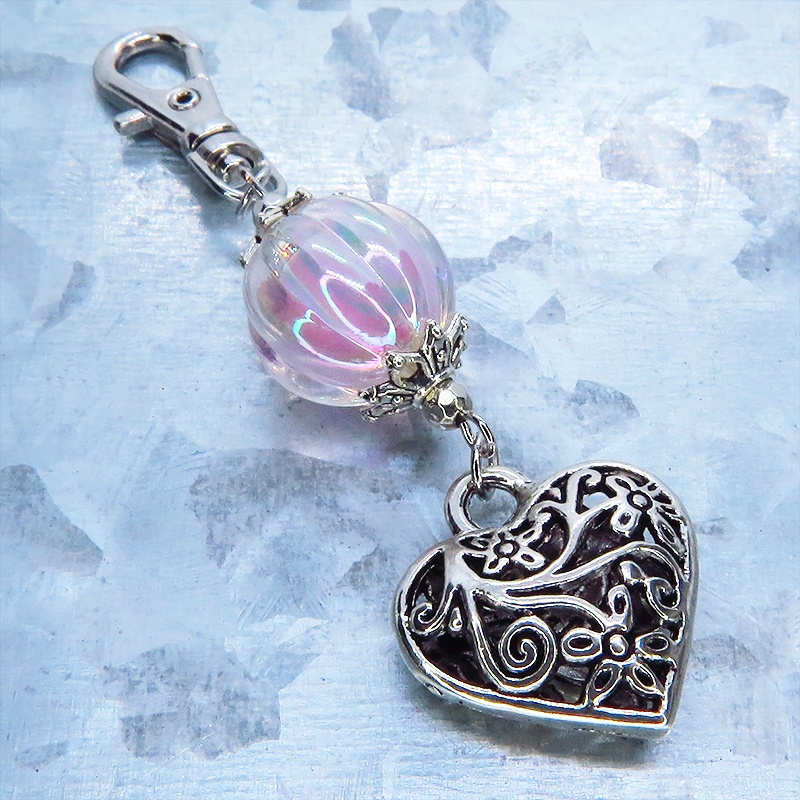 シルバーカラー アラベスク調透かし模様のハートモチーフとクリアパステルピンクのビーズのキーホルダー 金具変更可