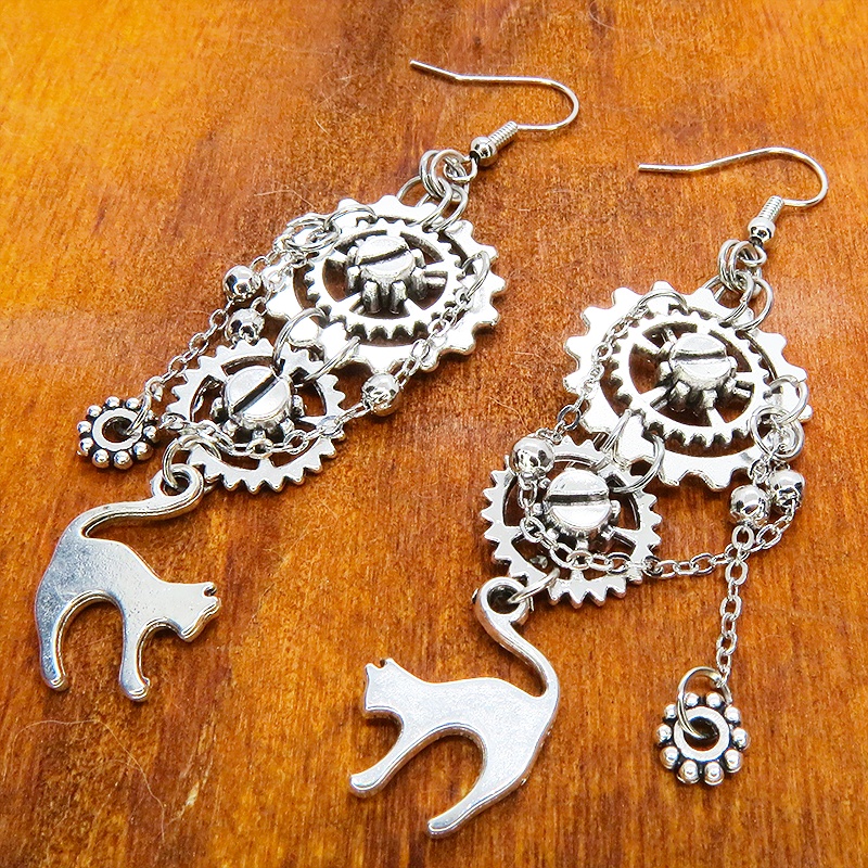 アンティークシルバー 跳ね猫モチーフと複数の歯車を組合せたスチームパンク風ピアス チェーン サージカル可
