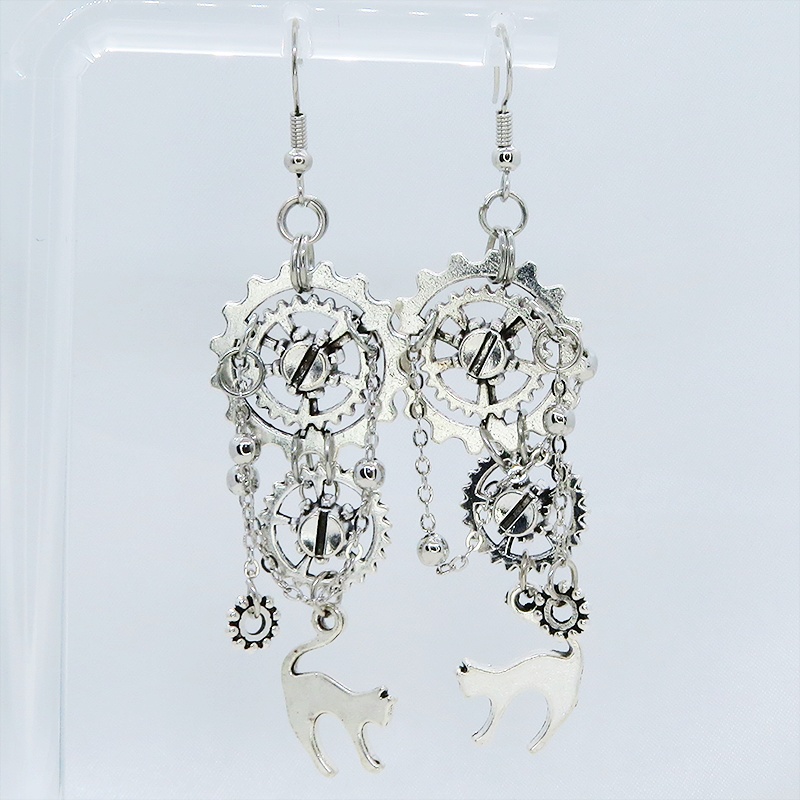 アンティークシルバー 跳ね猫モチーフと複数の歯車を組合せたスチームパンク風ピアス チェーン サージカル可