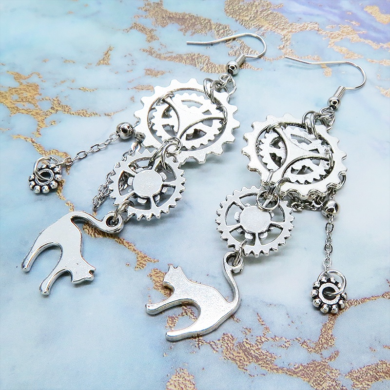アンティークシルバー 跳ね猫モチーフと複数の歯車を組合せたスチームパンク風ピアス チェーン サージカル可