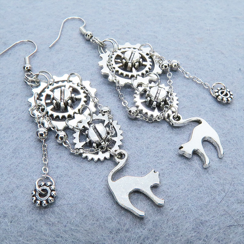 アンティークシルバー 跳ね猫モチーフと複数の歯車を組合せたスチームパンク風ピアス チェーン サージカル可