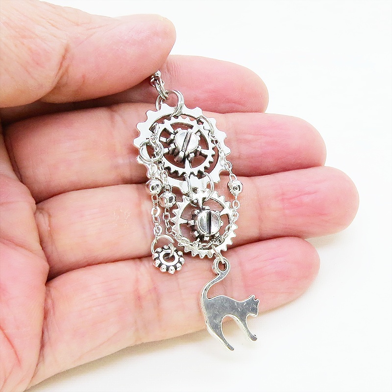 アンティークシルバー 跳ね猫モチーフと複数の歯車を組合せたスチームパンク風ピアス チェーン サージカル可