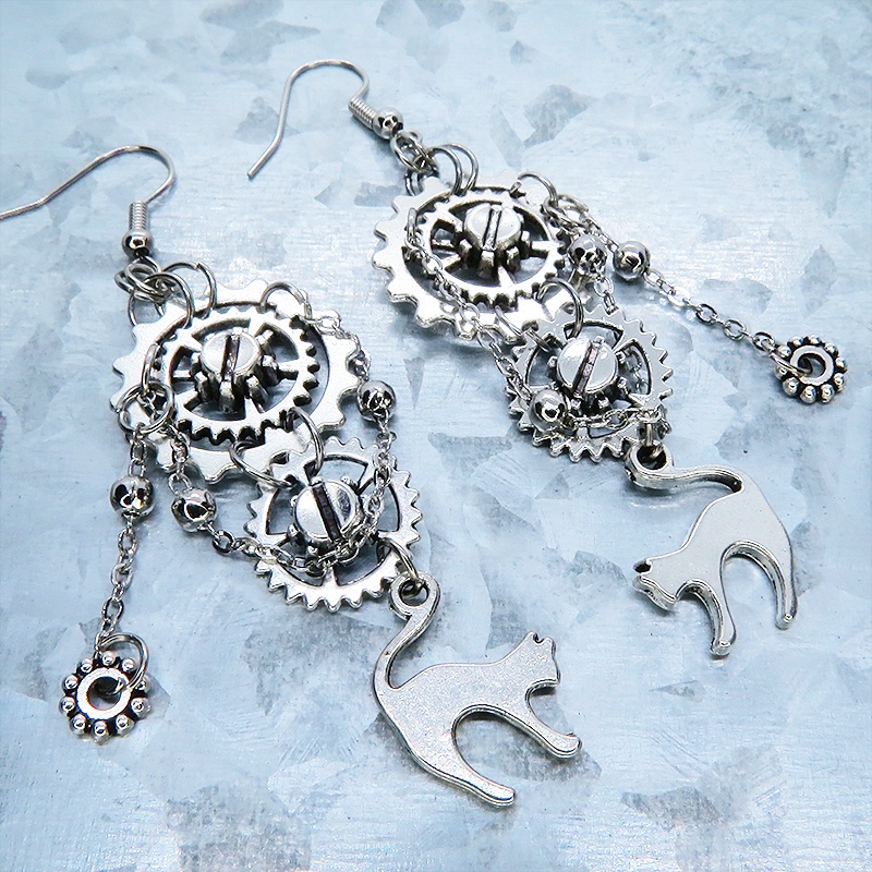 アンティークシルバー 跳ね猫モチーフと複数の歯車を組合せたスチームパンク風ピアス チェーン サージカル可