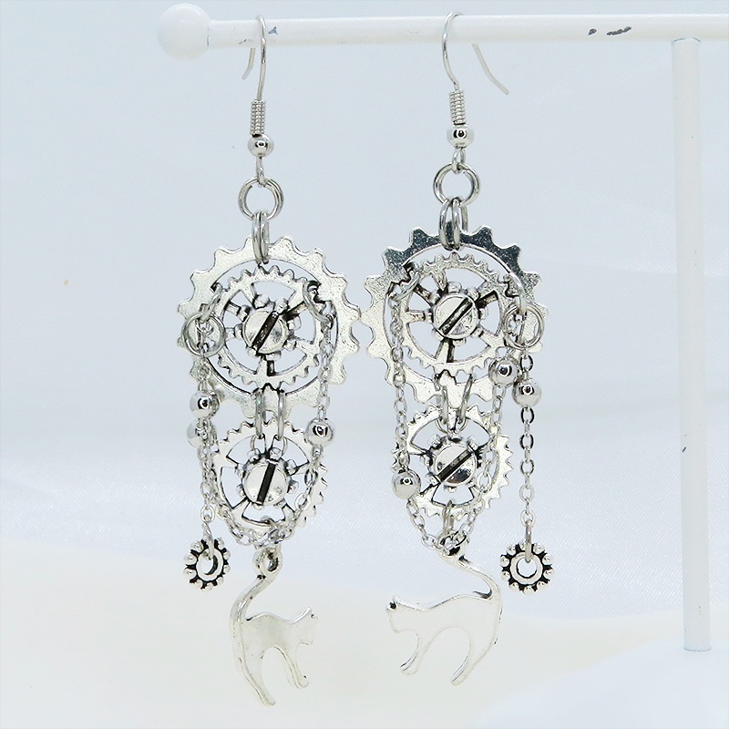 アンティークシルバー 跳ね猫モチーフと複数の歯車を組合せたスチームパンク風ピアス チェーン サージカル可