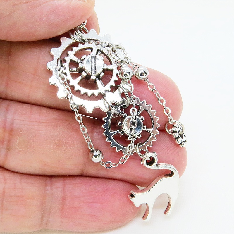 アンティークシルバー 跳ね猫モチーフと複数の歯車を組合せたスチームパンク風ピアス チェーン サージカル可