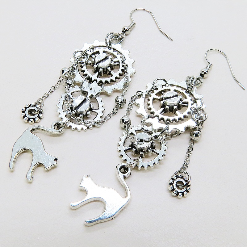 アンティークシルバー 跳ね猫モチーフと複数の歯車を組合せたスチームパンク風ピアス チェーン サージカル可