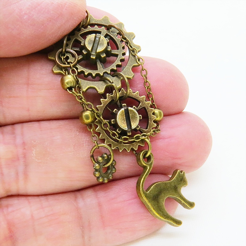 アンティークゴールド 跳ね猫モチーフと複数の歯車を組合せたスチームパンク風ピアス チェーン