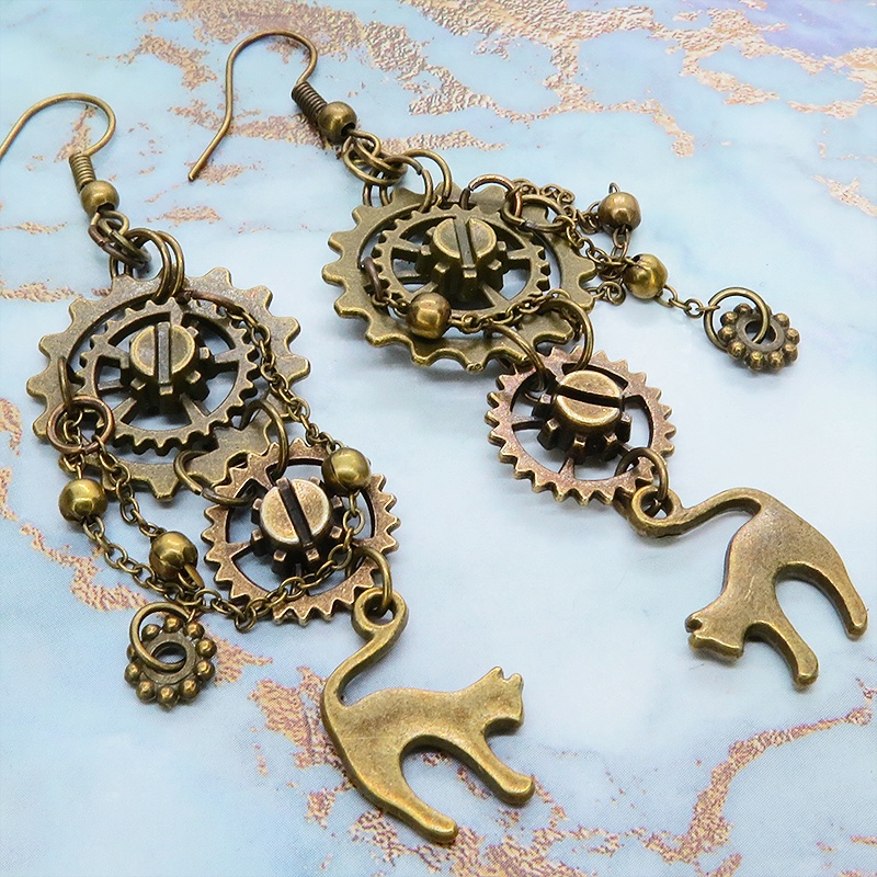 アンティークゴールド 跳ね猫モチーフと複数の歯車を組合せたスチームパンク風ピアス チェーン