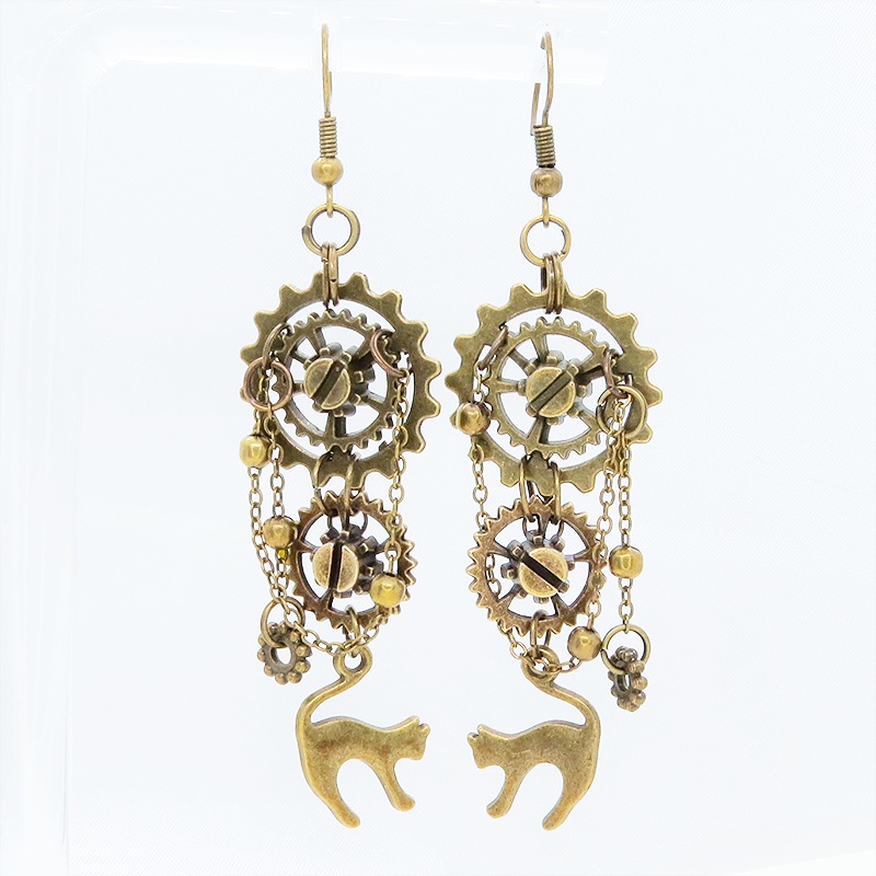 アンティークゴールド 跳ね猫モチーフと複数の歯車を組合せたスチームパンク風ピアス チェーン