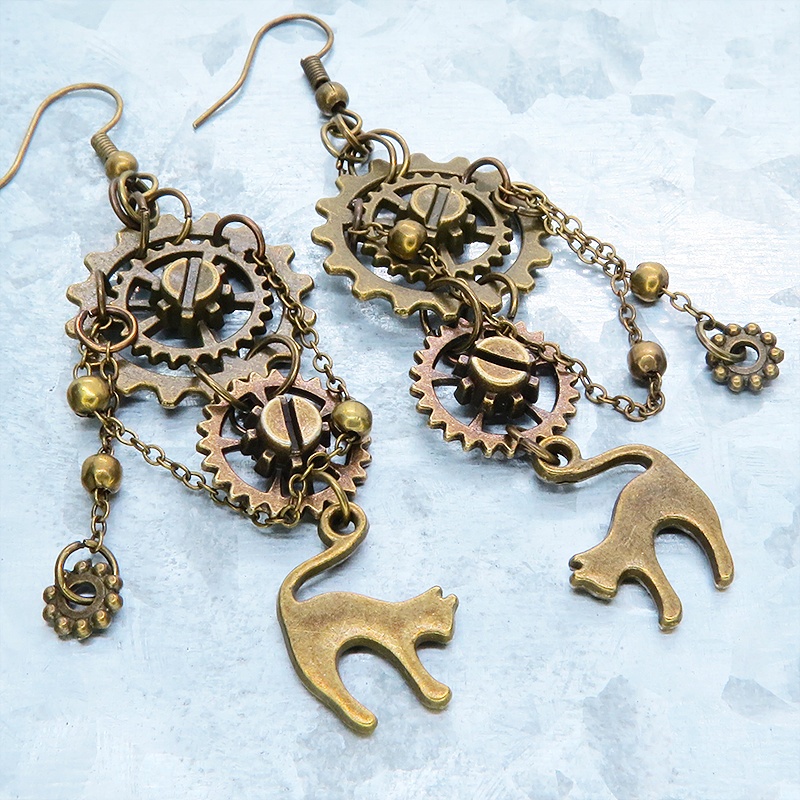 アンティークゴールド 跳ね猫モチーフと複数の歯車を組合せたスチームパンク風ピアス チェーン