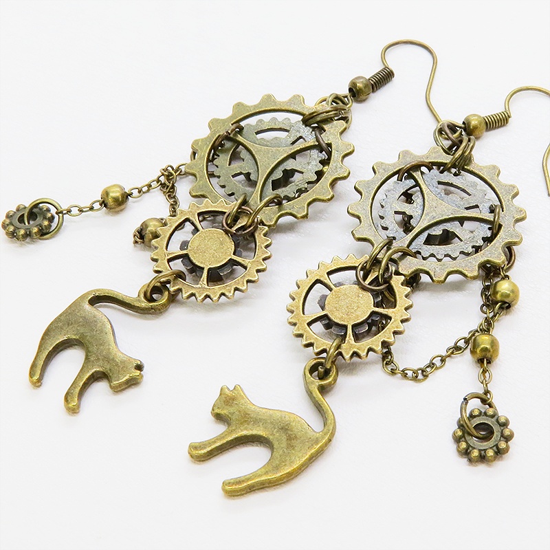 アンティークゴールド 跳ね猫モチーフと複数の歯車を組合せたスチームパンク風ピアス チェーン