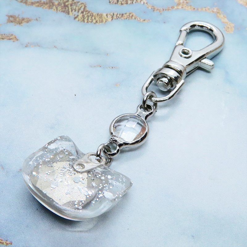 シルバーカラー 猫フェイスモチーフのムーンライトクリスタルのペンダントキーホルダー レジン 金具変更可