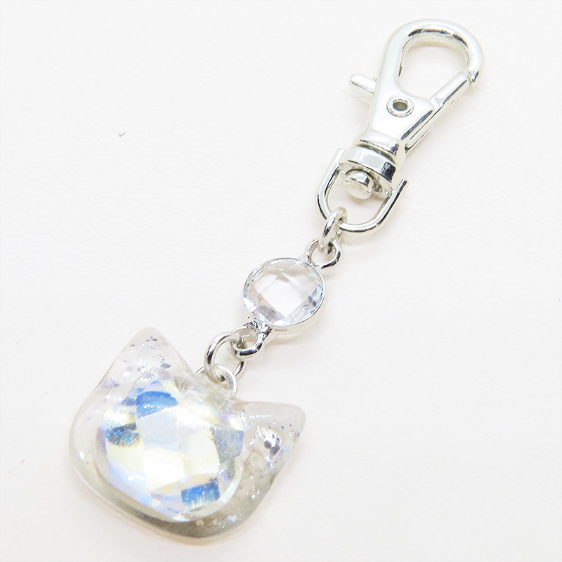 シルバーカラー 猫フェイスモチーフのムーンライトクリスタルのペンダントキーホルダー レジン 金具変更可