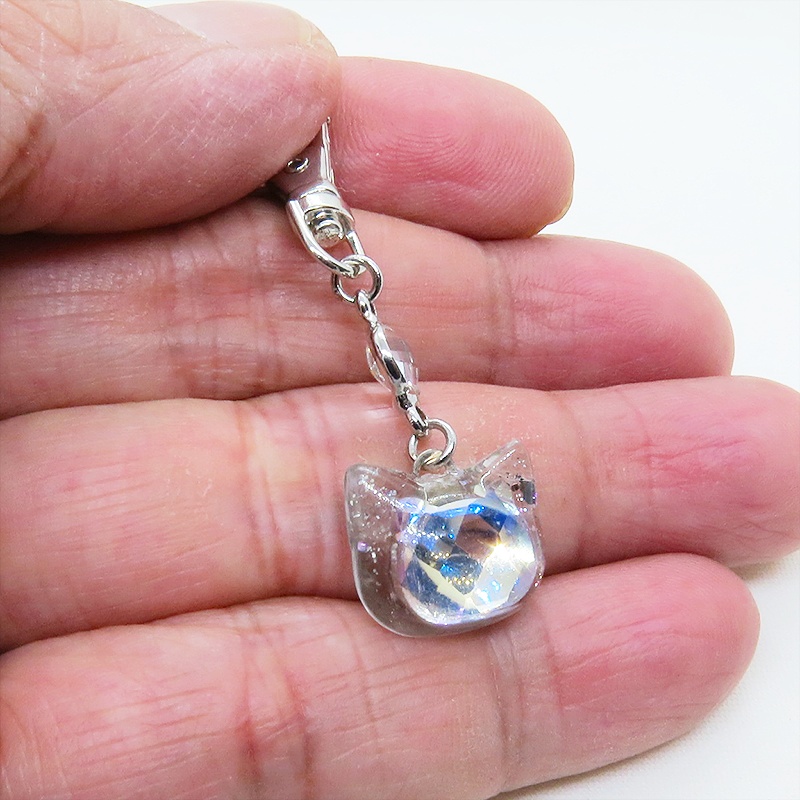 シルバーカラー 猫フェイスモチーフのムーンライトクリスタルのペンダントキーホルダー レジン 金具変更可