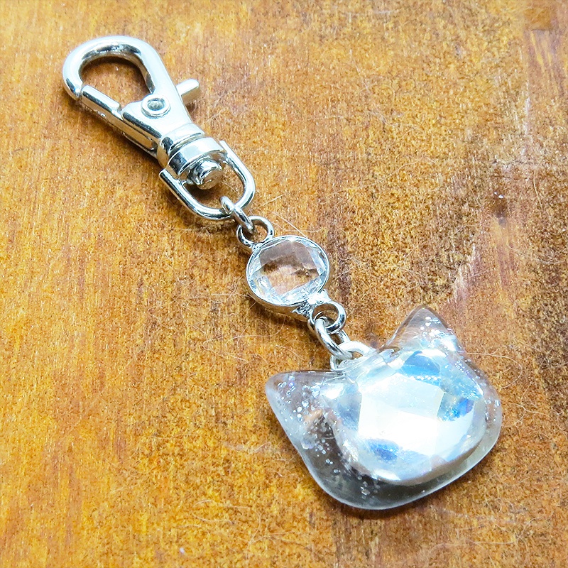 シルバーカラー 猫フェイスモチーフのムーンライトクリスタルのペンダントキーホルダー レジン 金具変更可