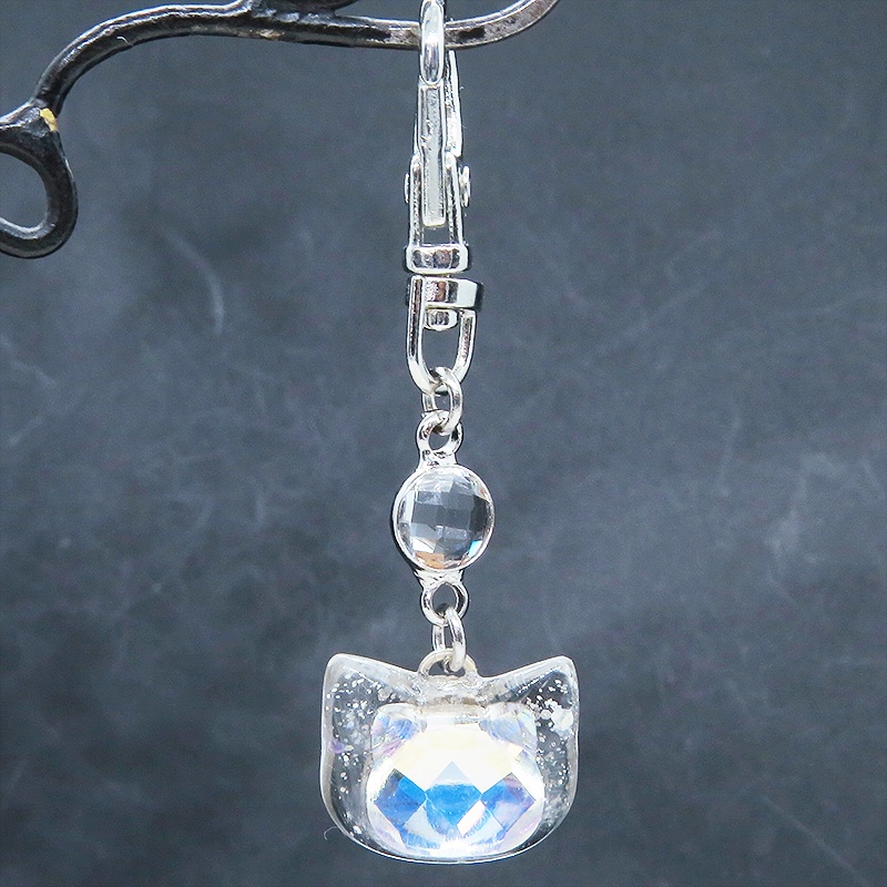 シルバーカラー 猫フェイスモチーフのムーンライトクリスタルのペンダントキーホルダー レジン 金具変更可