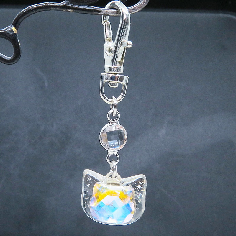 シルバーカラー 猫フェイスモチーフのヘブンライトクリスタルのペンダントキーホルダー レジン 金具変更可