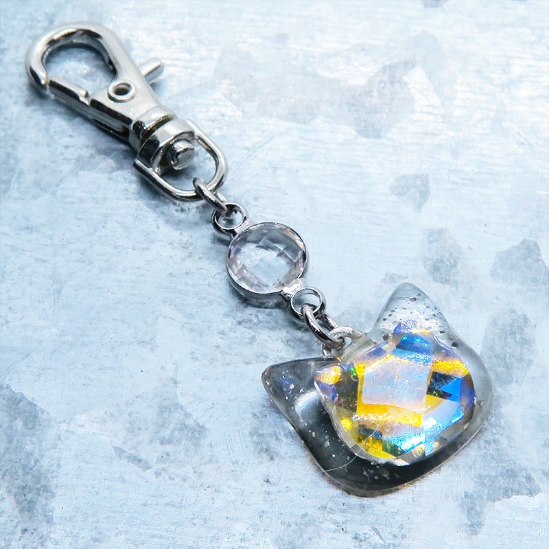 シルバーカラー 猫フェイスモチーフのヘブンライトクリスタルのペンダントキーホルダー レジン 金具変更可