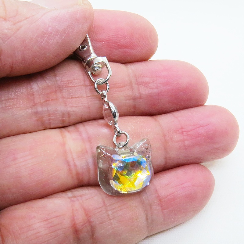 シルバーカラー 猫フェイスモチーフのヘブンライトクリスタルのペンダントキーホルダー レジン 金具変更可