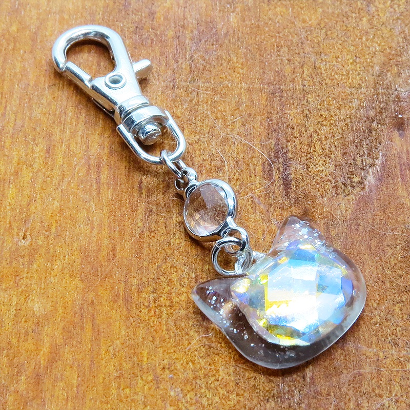 シルバーカラー 猫フェイスモチーフのヘブンライトクリスタルのペンダントキーホルダー レジン 金具変更可