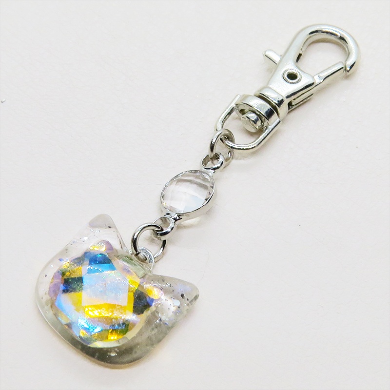 シルバーカラー 猫フェイスモチーフのヘブンライトクリスタルのペンダントキーホルダー レジン 金具変更可