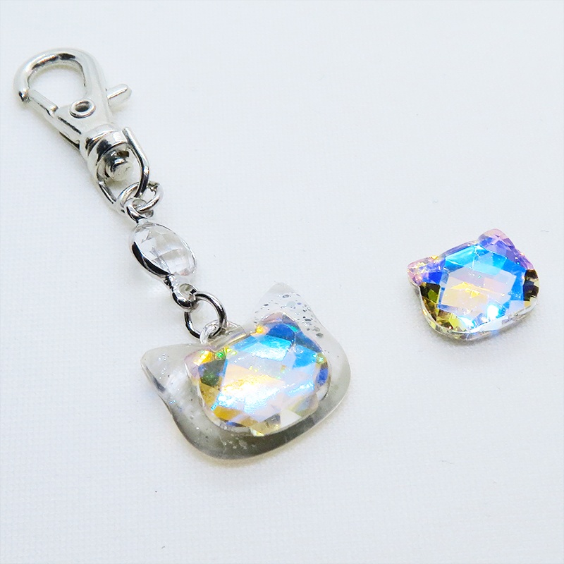 シルバーカラー 猫フェイスモチーフのヘブンライトクリスタルのペンダントキーホルダー レジン 金具変更可