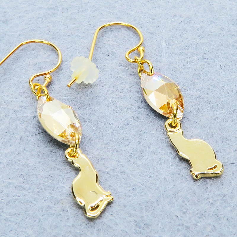 14KGF ゴールドフィルド 可愛い猫シルエットモチーフとスワロフスキー(ゴールドシャドー)のコンパクトなピアス