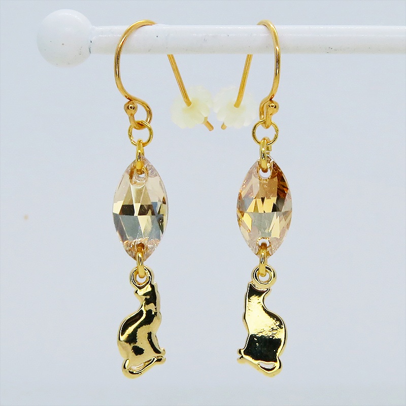 14KGF ゴールドフィルド 可愛い猫シルエットモチーフとスワロフスキー(ゴールドシャドー)のコンパクトなピアス