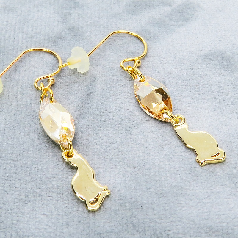 14KGF ゴールドフィルド 可愛い猫シルエットモチーフとスワロフスキー(ゴールドシャドー)のコンパクトなピアス