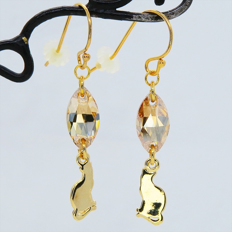 14KGF ゴールドフィルド 可愛い猫シルエットモチーフとスワロフスキー(ゴールドシャドー)のコンパクトなピアス