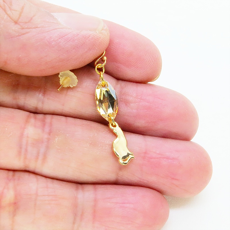 14KGF ゴールドフィルド 可愛い猫シルエットモチーフとスワロフスキー(ゴールドシャドー)のコンパクトなピアス