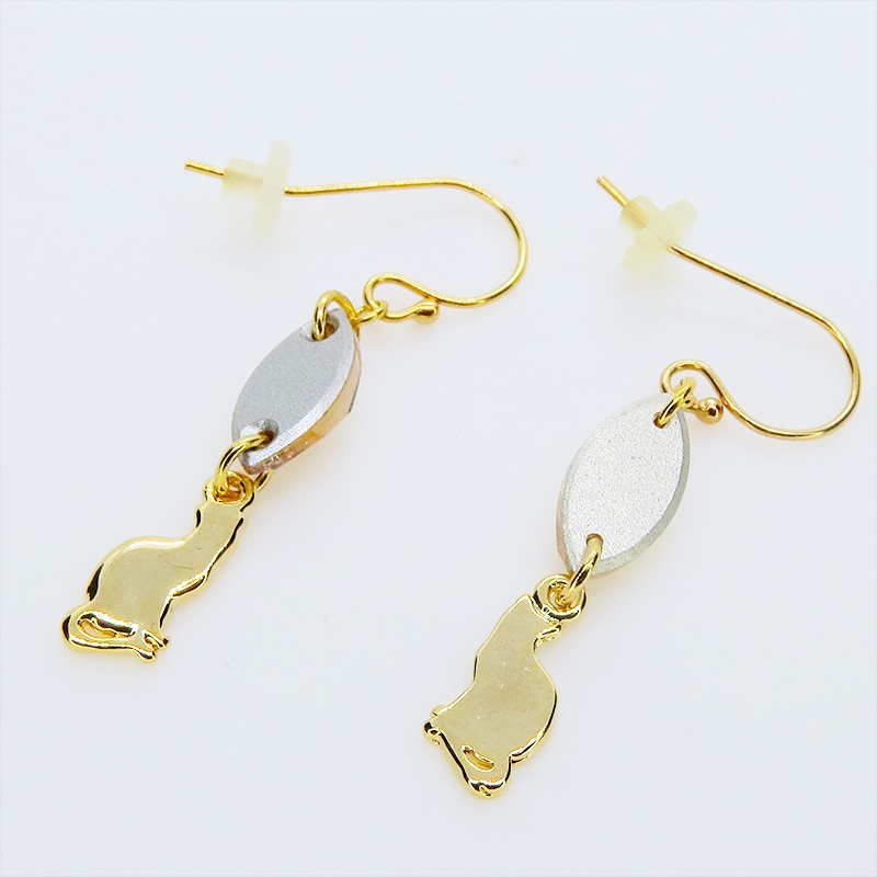 14KGF ゴールドフィルド 可愛い猫シルエットモチーフとスワロフスキー(ゴールドシャドー)のコンパクトなピアス