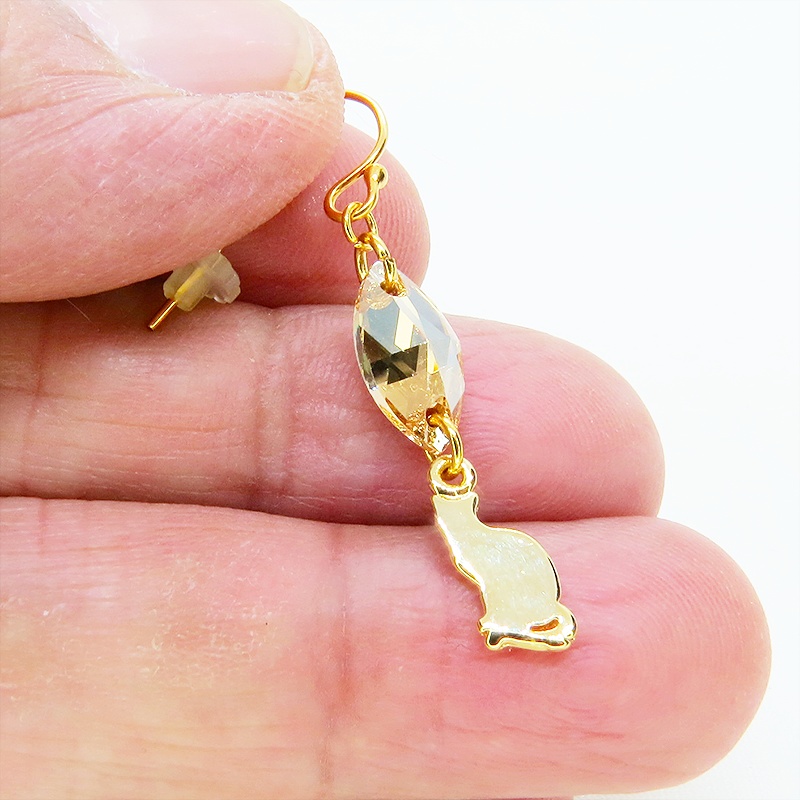 14KGF ゴールドフィルド 可愛い猫シルエットモチーフとスワロフスキー(ゴールドシャドー)のコンパクトなピアス