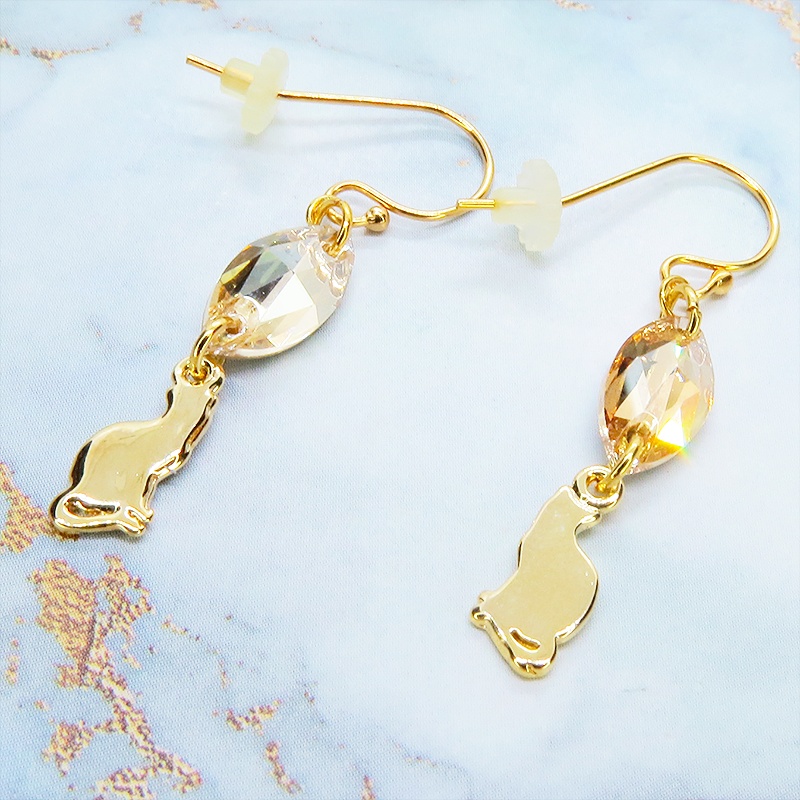 14KGF ゴールドフィルド 可愛い猫シルエットモチーフとスワロフスキー(ゴールドシャドー)のコンパクトなピアス