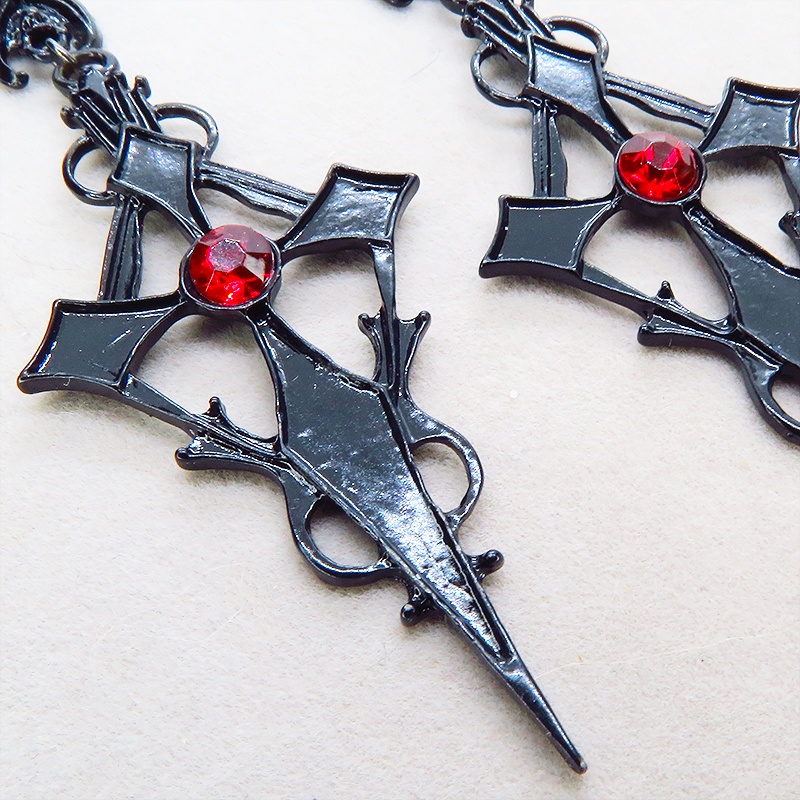 ゴシック調ブラックロザリオピアス レッドアイ バット コウモリ ロック パンク