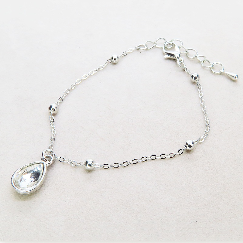 シルバーカラー ティアドロップラインストーンのメタルビーズ付きチェーンブレスレット アジャスター付