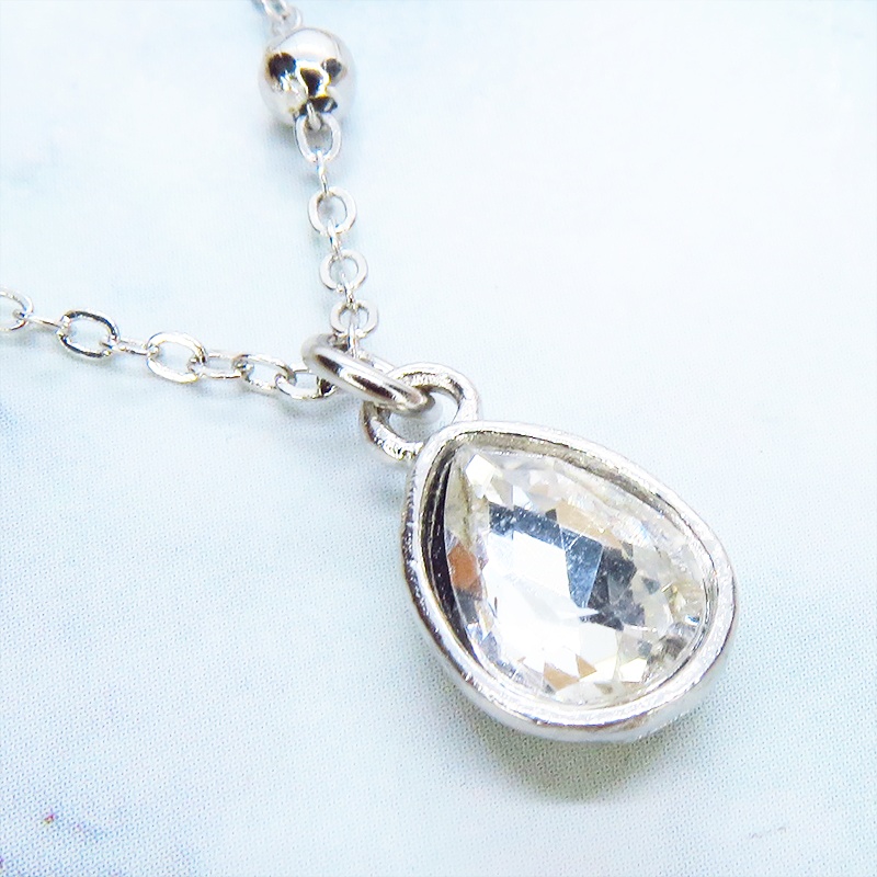 シルバーカラー ティアドロップラインストーンのメタルビーズ付きチェーンブレスレット アジャスター付