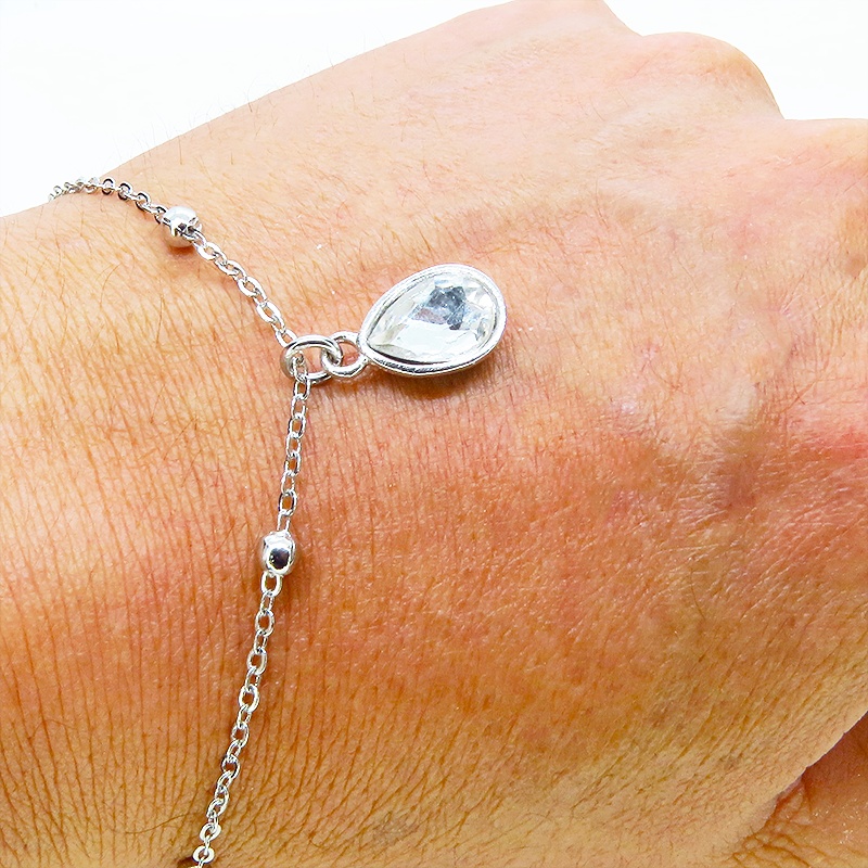 シルバーカラー ティアドロップラインストーンのメタルビーズ付きチェーンブレスレット アジャスター付