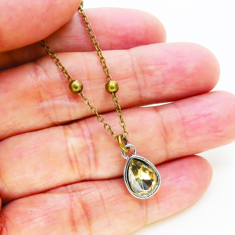 アンティークゴールド ティアドロップラインストーンのメタルビーズ付きチェーンブレスレット アジャスター付