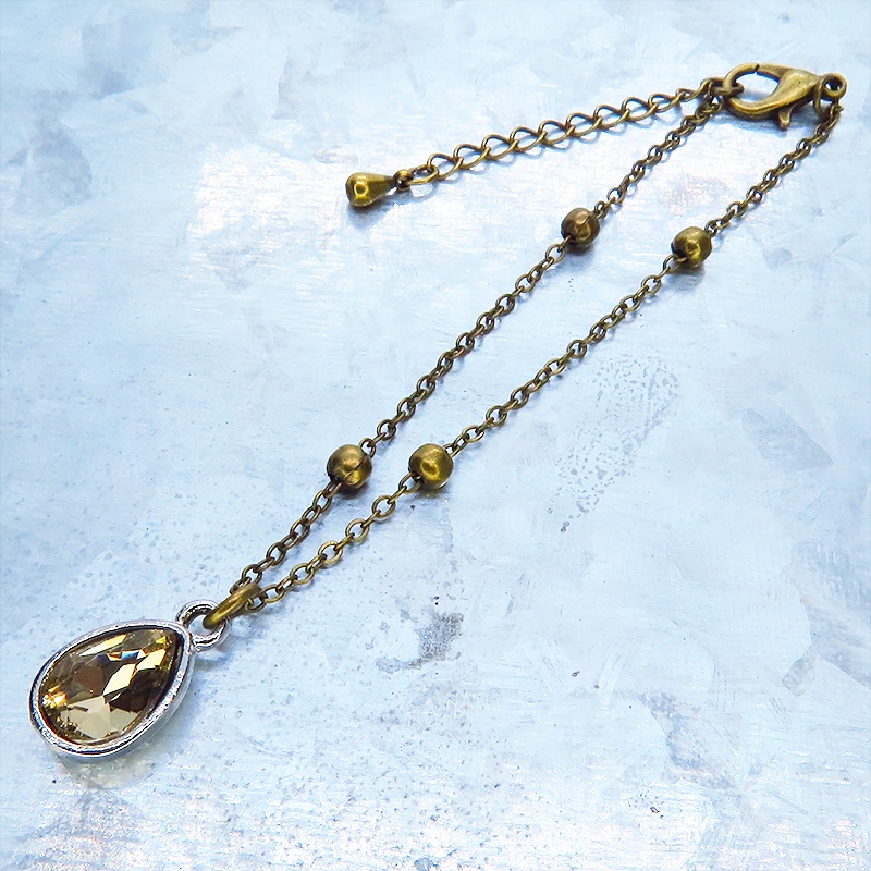 アンティークゴールド ティアドロップラインストーンのメタルビーズ付きチェーンブレスレット アジャスター付