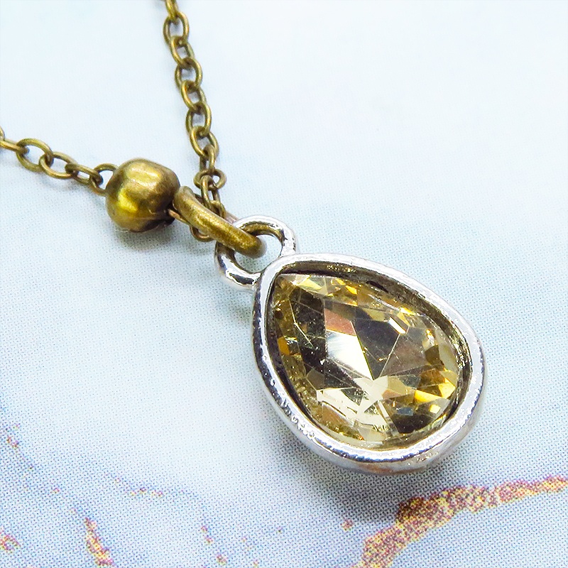 アンティークゴールド ティアドロップラインストーンのメタルビーズ付きチェーンブレスレット アジャスター付