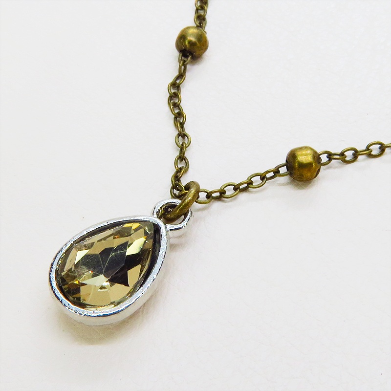 アンティークゴールド ティアドロップラインストーンのメタルビーズ付きチェーンブレスレット アジャスター付