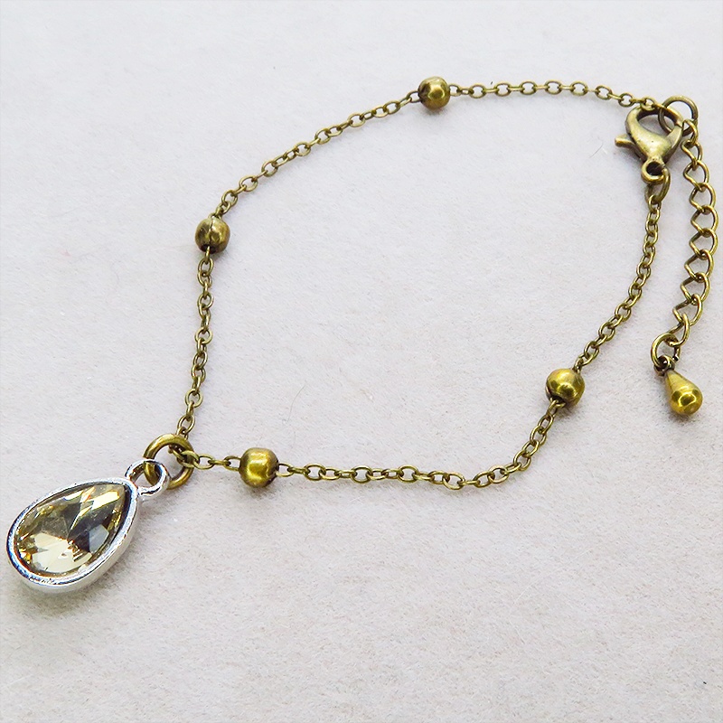 アンティークゴールド ティアドロップラインストーンのメタルビーズ付きチェーンブレスレット アジャスター付