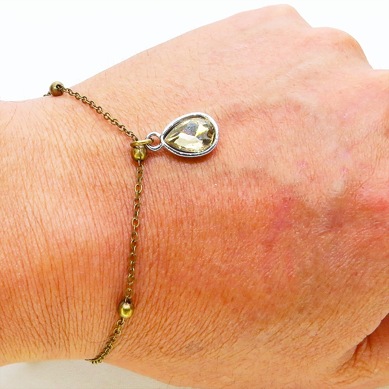 アンティークゴールド ティアドロップラインストーンのメタルビーズ付きチェーンブレスレット アジャスター付