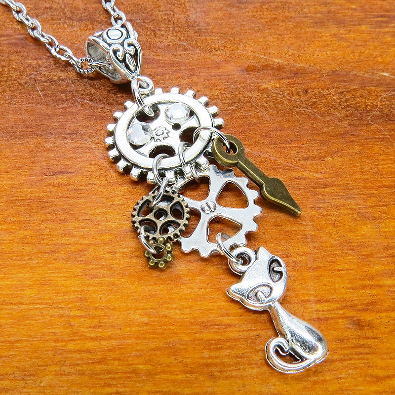 アンティークシルバー 猫と歯車のスチームパンク風ネックレス ラインストーン 長さ調整可 アジャスター可