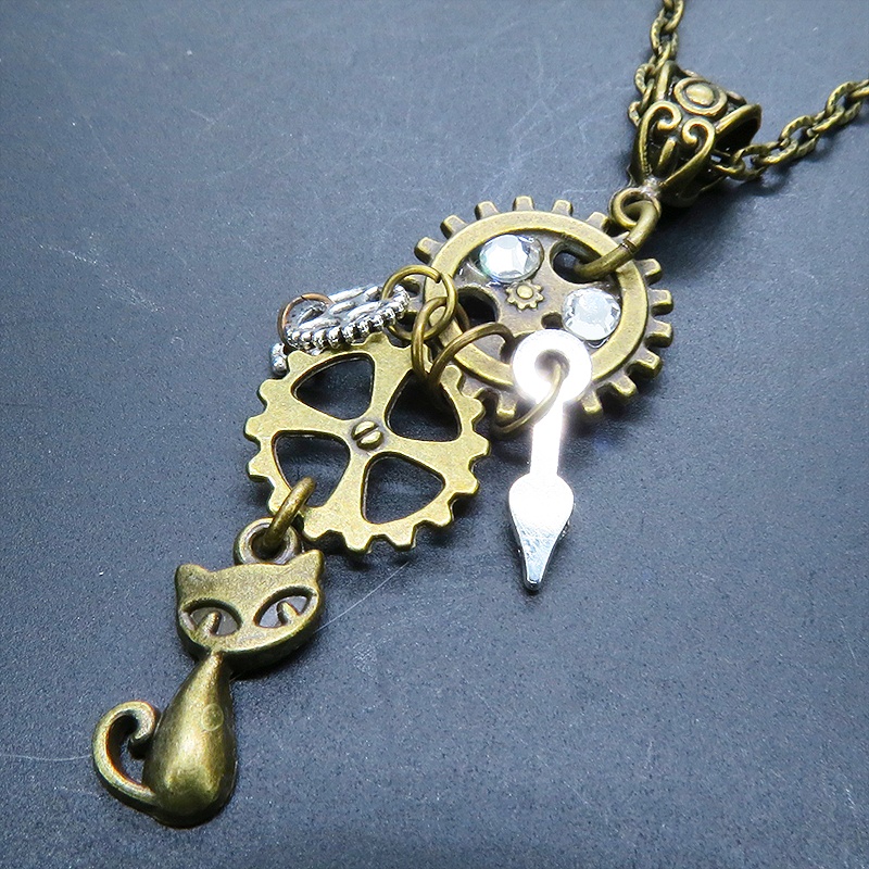 アンティークゴールド 猫と歯車のスチームパンク風ネックレス ラインストーン 長さ調整可 アジャスター可