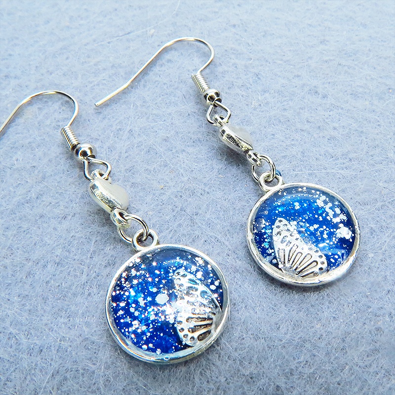 シルバーカラー ブルーレジンで彩色した蝶の羽と小さなハートのピアス サージカル可