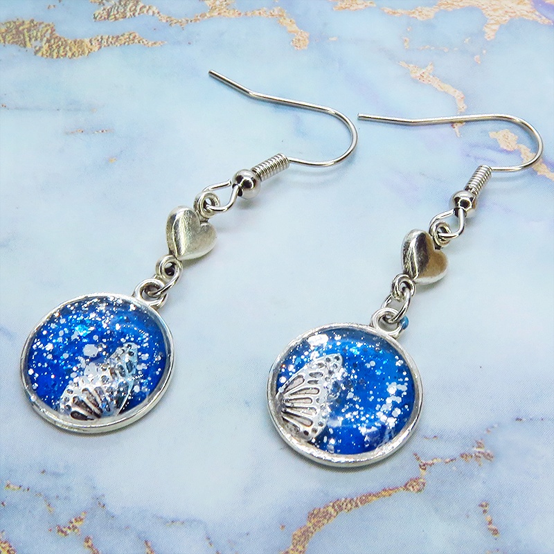 シルバーカラー ブルーレジンで彩色した蝶の羽と小さなハートのピアス サージカル可