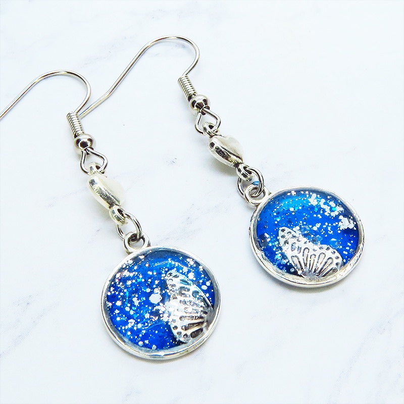 シルバーカラー ブルーレジンで彩色した蝶の羽と小さなハートのピアス サージカル可